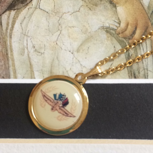 Vintage gold tone pendant with gold tone chain - Picture 4 of 6